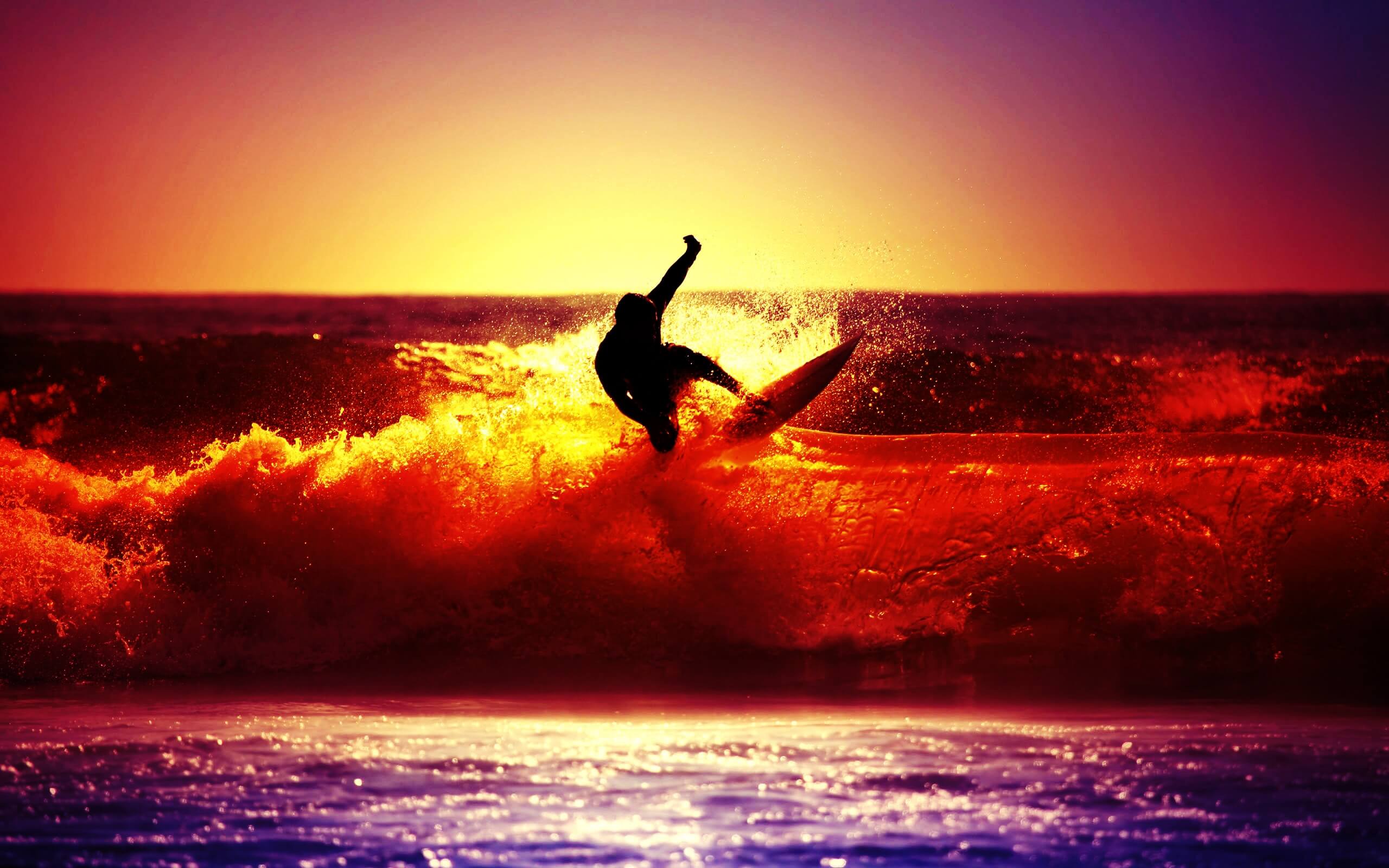 ws_Beach_Surfer_2560x1600