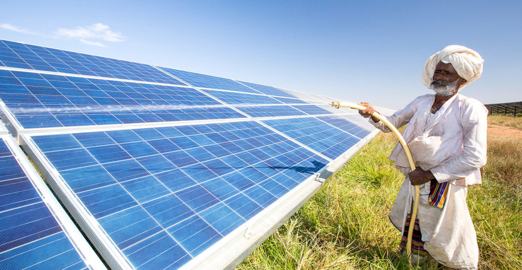 DRARW5 Asia's largest solar popwer station, the Gujarat Solar Park, in Gujarat, India. It has an installed capacity of 1000 MW.